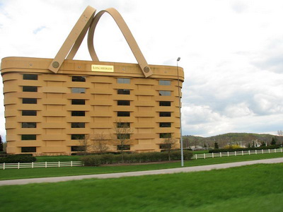 Необычный дом в виде корзины фирмы Longaberger