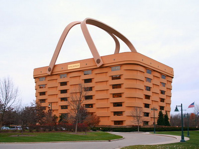 Необычный дом в виде корзины фирмы Longaberger