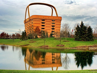 Необычный дом в виде корзины фирмы Longaberger