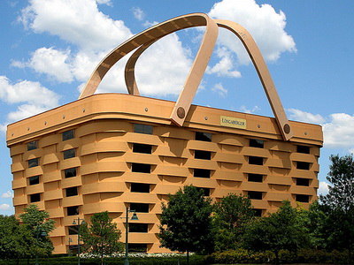 Необычный дом в виде корзины фирмы Longaberger