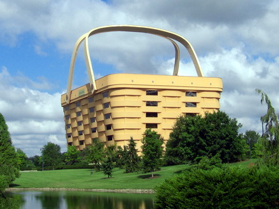 Необычный дом в виде корзины фирмы Longaberger