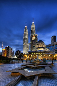 Petronas Twin Towers - самый высокий в Малайзии небоскреб на начало 2009 года