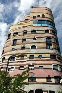 Необычный дом. "Лесная спираль" (Waldspirale ) Хундертвассера в Дармштадте