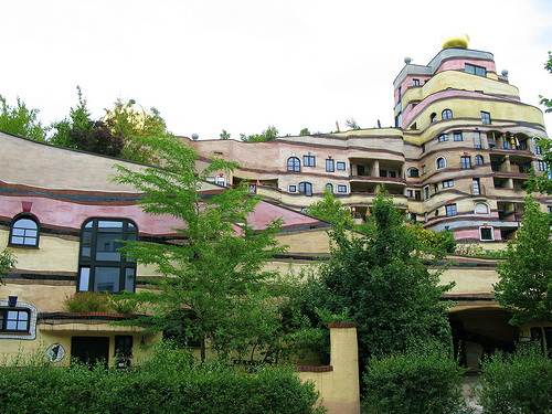 Необычный дом. "Лесная спираль" (Waldspirale ) Хундертвассера в Дармштадте