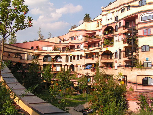 Необычный дом. "Лесная спираль" (Waldspirale ) Хундертвассера в Дармштадте