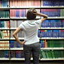 Человек стоит перед шкафом с книгами