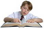Мальчик читает книгу