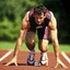 Спортсмен готовится начать бег
